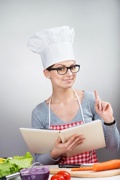 Uśmiechnięty prowadzący podczas warsztatów kulinarnych