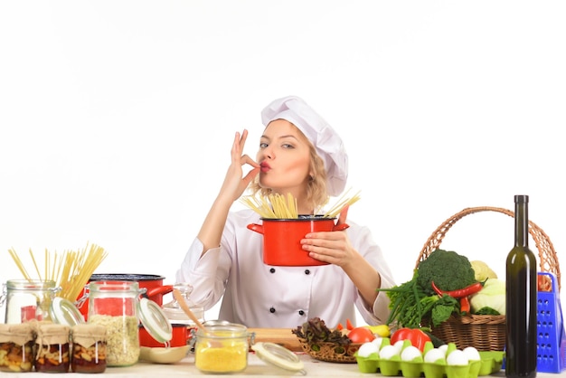 Kobieta przygotowująca danie na kuchence